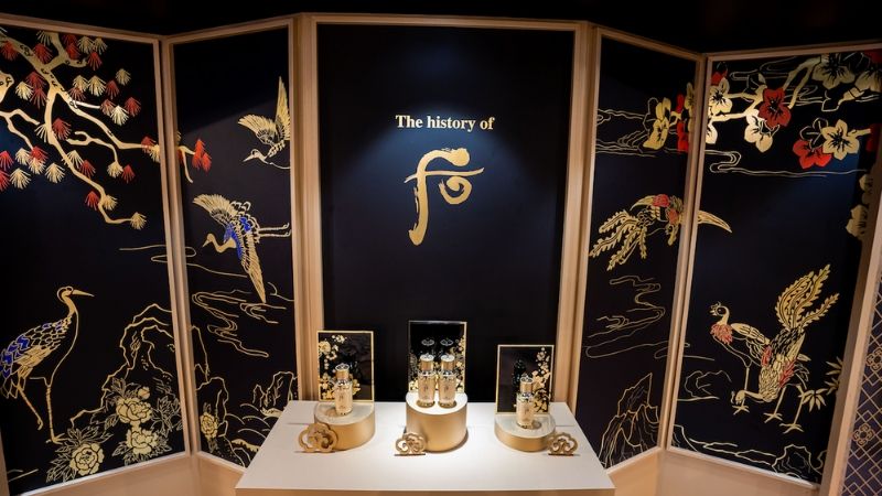 The history of Whoo - Khong gian trung bay san pham Bichup Self-Generating Anti-Aging Essence Special Edition 2019....