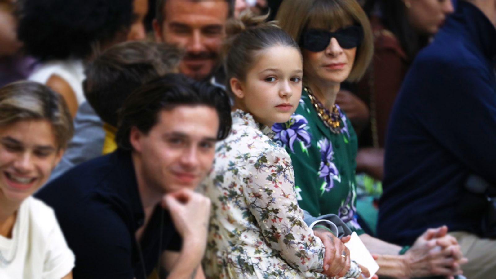 harper beckham trên hàng ghế đầu show victoria beckham xuân hè 2020