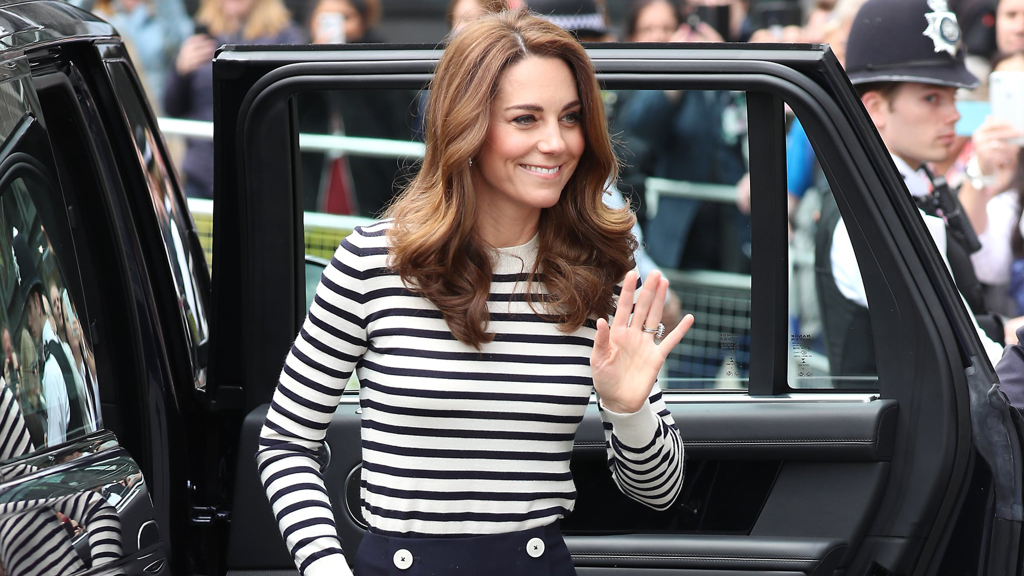 Kate-Middleton-cach phoi do ao ke ngang toi gian ft800