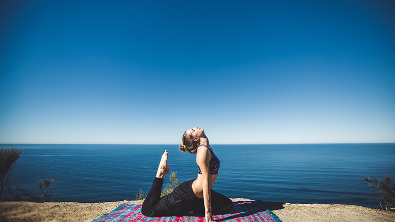 yoga chữa đau lưng cô gái tập yoga ngoài biển