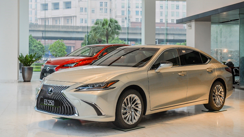 xe lexus es màu trắng