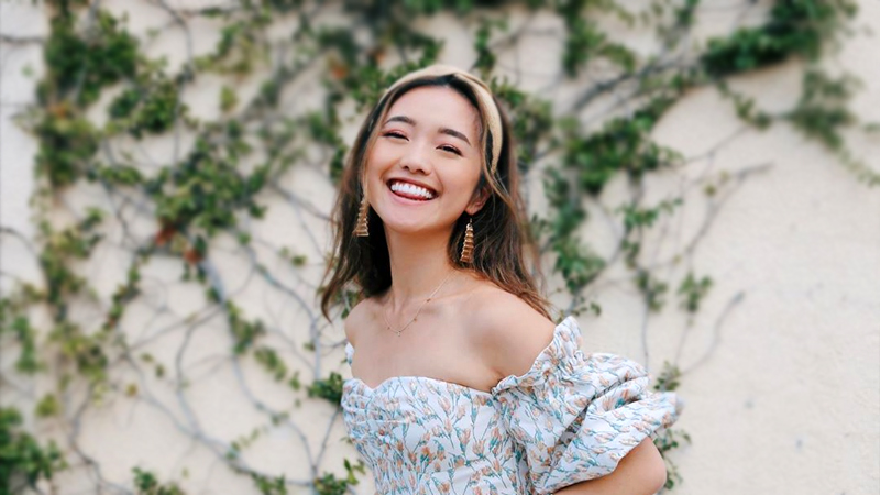 cách mặc đẹp của youtuber jenn im với áo trễ vai in hoa