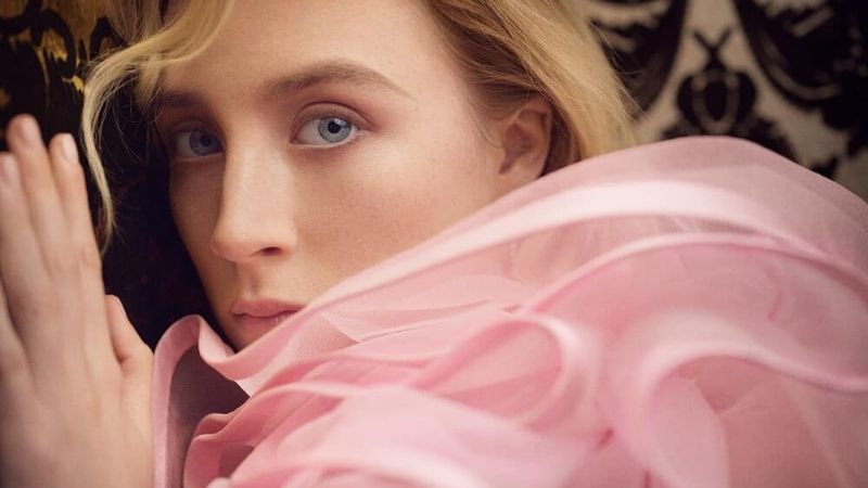 Saoirse Ronan mặc áo màu hồng.