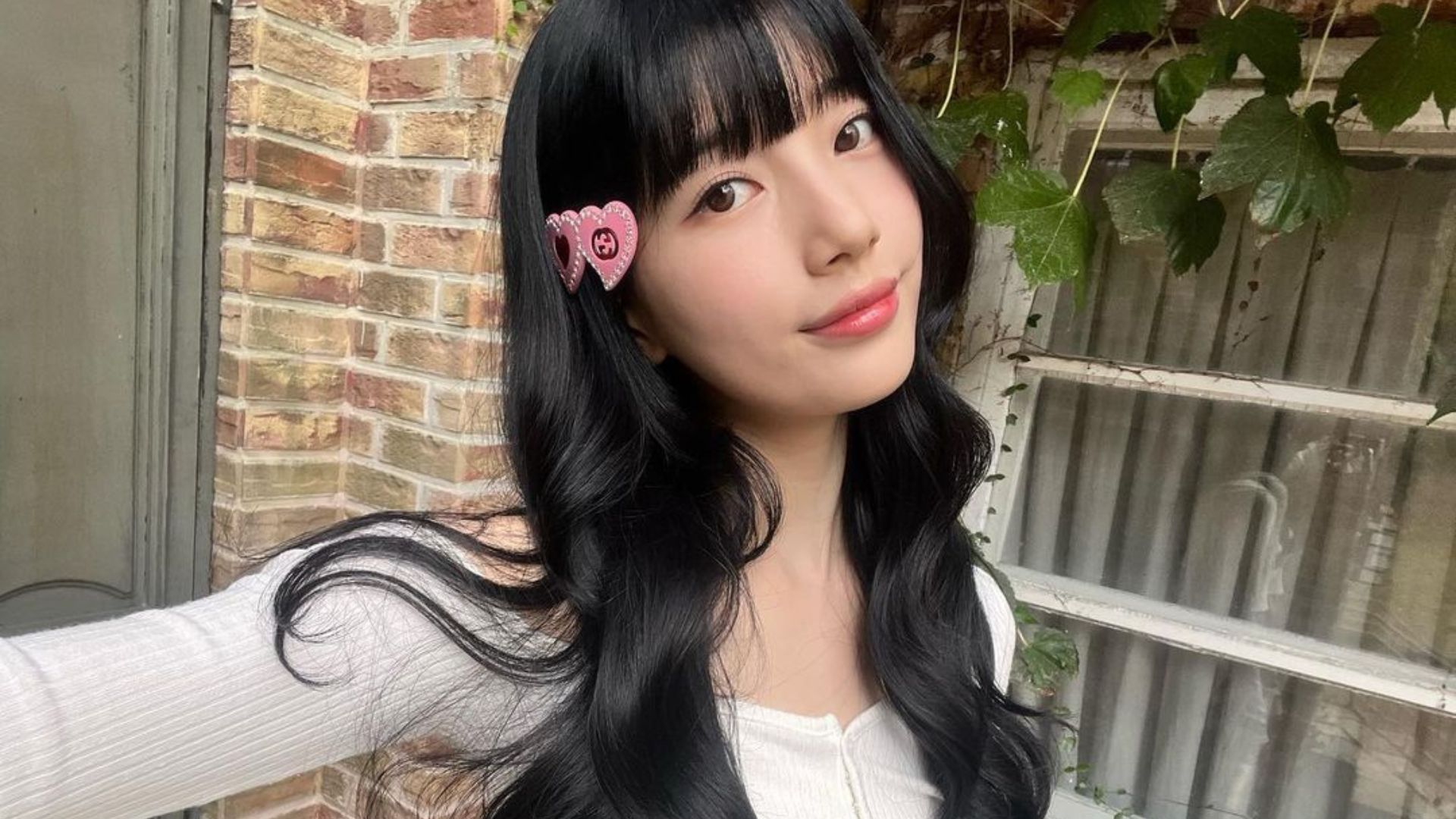 Bae Suzy selfie với mái tóc dài xoăn nhẹ cùng kẹp tóc-chế độ ăn