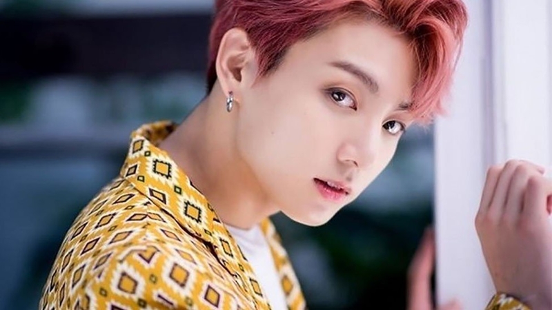 Jungkook em út bts tóc đỏ áo vàng