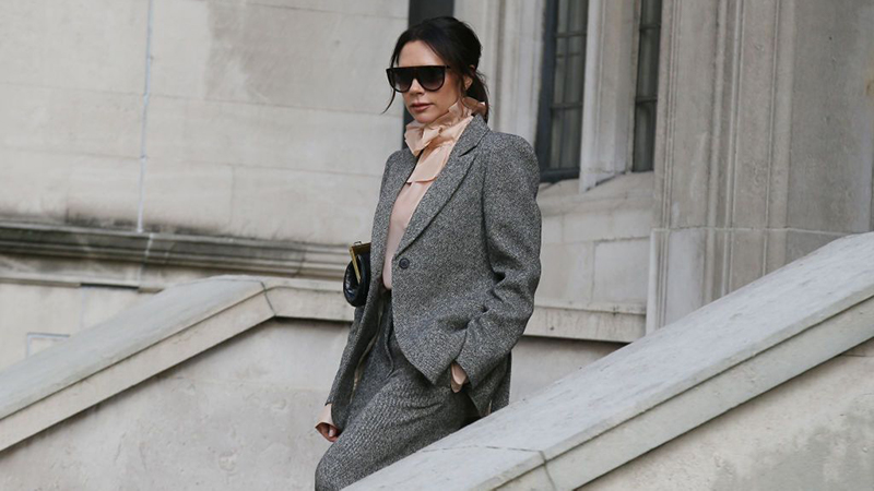 Victoria Beckham phối đồ công sở suit xám