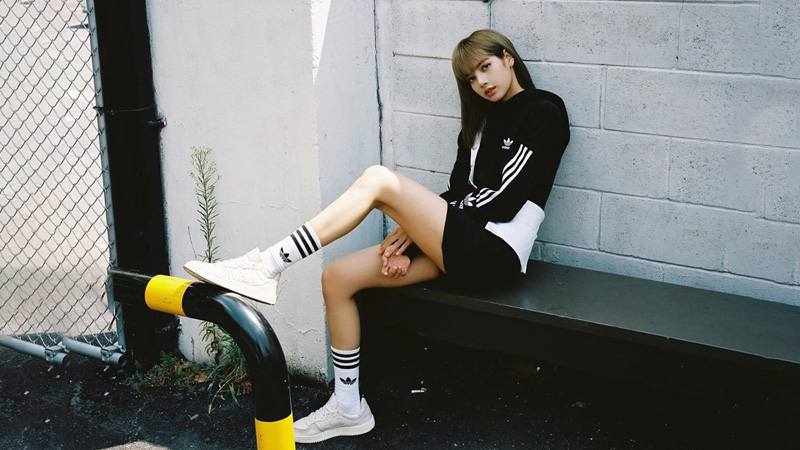 Phối đồ với tất theo phong cách thể thao như Lisa Blackpink