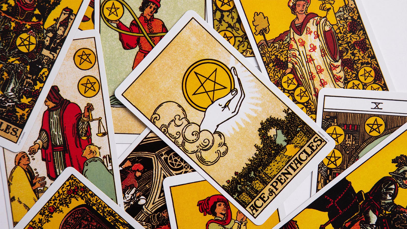 Những kênh tarot online giúp chữa lành tổn thương và phát triển bản thân