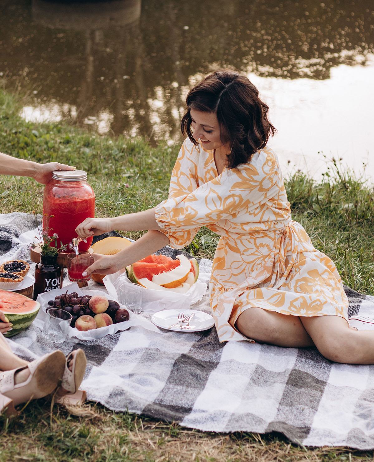 chế độ ăn cô gái uống sinh tố Blendtopia Smoothies / Unsplash