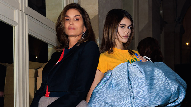 thời trang mẹ con Cindy và Kaia Gerber