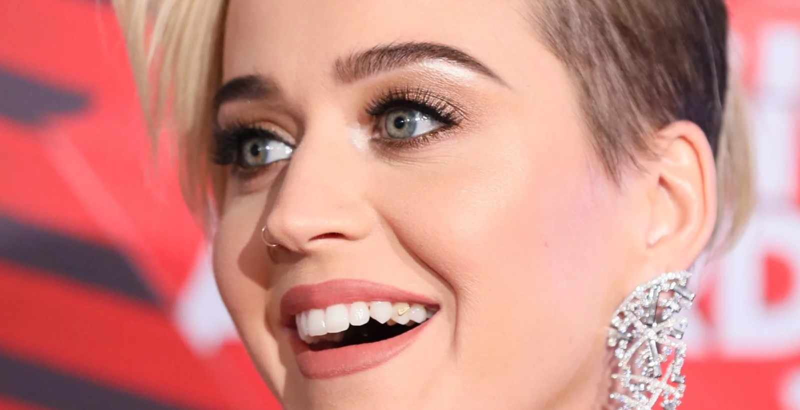 Katy Perry và mẫu răng đính đá