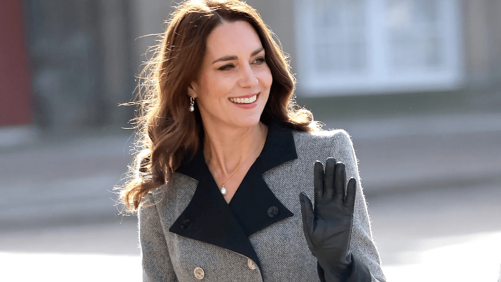 Đầm xám của Công nương Kate Middleton