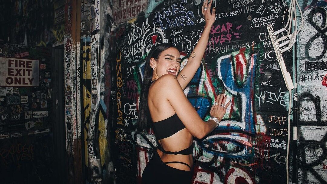 dua lipa xu hướng áo hở lưng