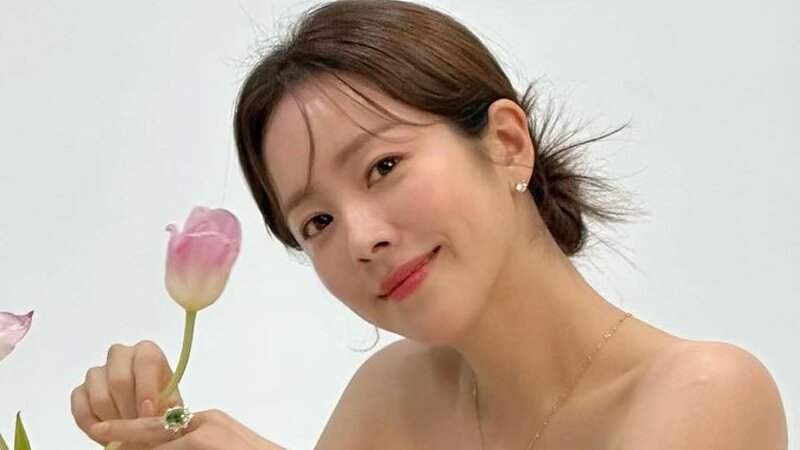 han ji min cầm hoa trẻ hơn tuổi thật.