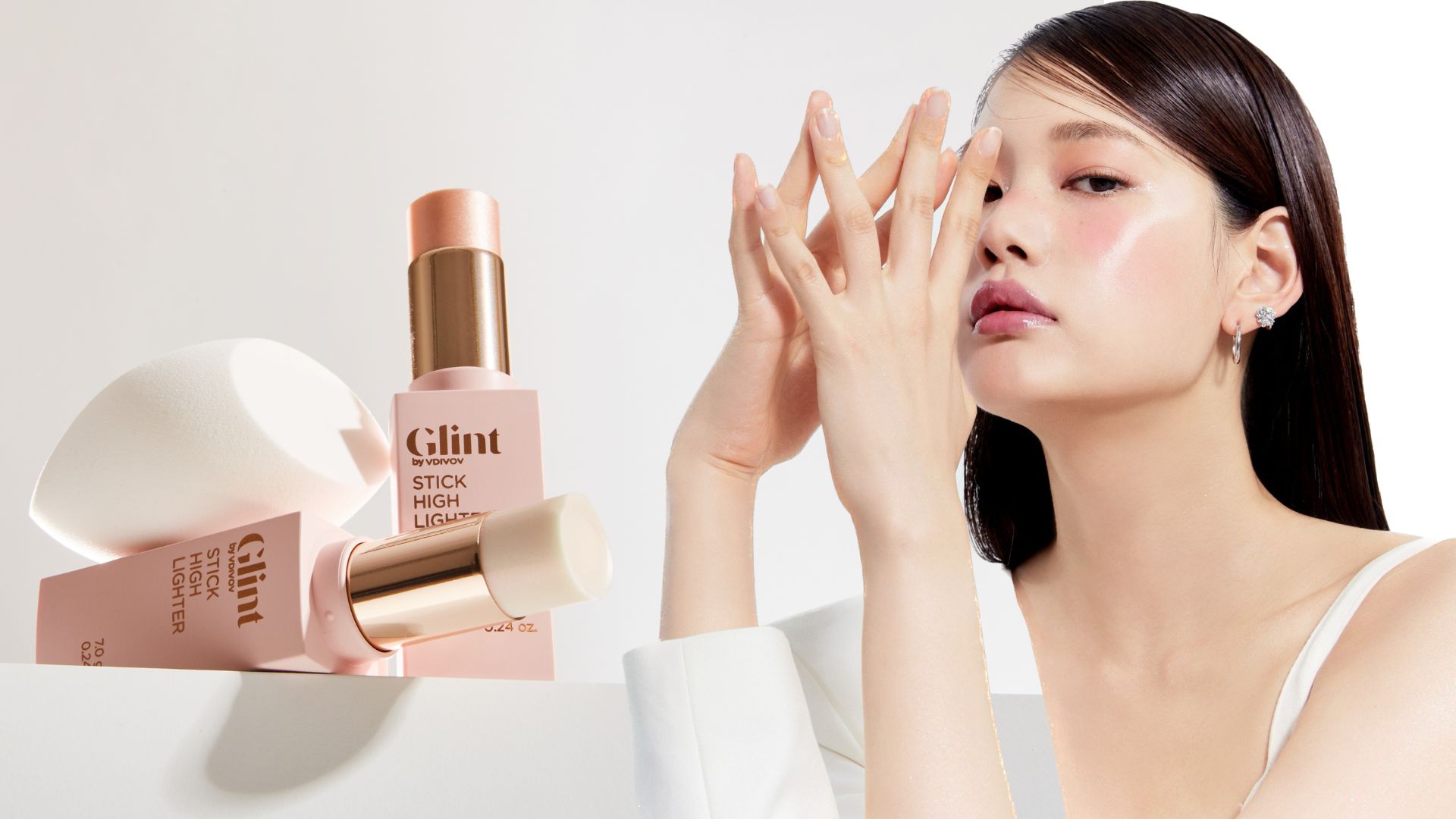 Phụ nữ bên cạnh mỹ phẩm Glint.