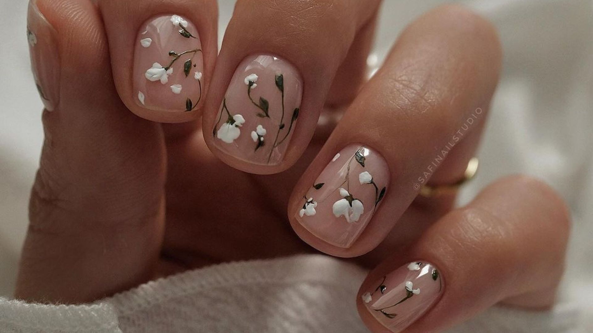 nail màu nude hoạ tiết hoa cho da ngăm