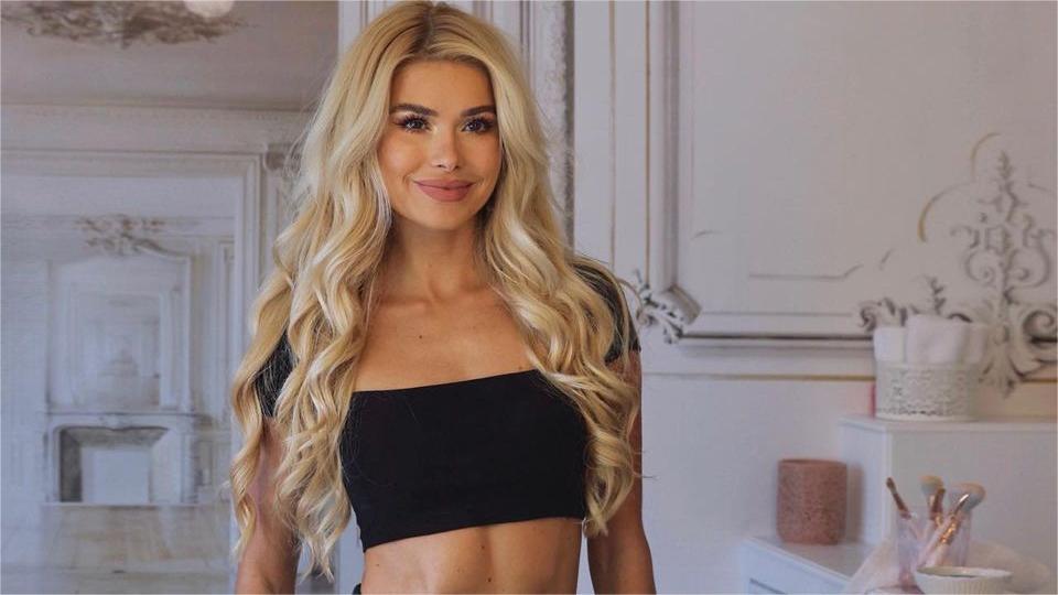 da nâu - youtuber Pamela Reif tạo kiểu tóc xoăn sóng, mặc croptop và chụp hình trước gương