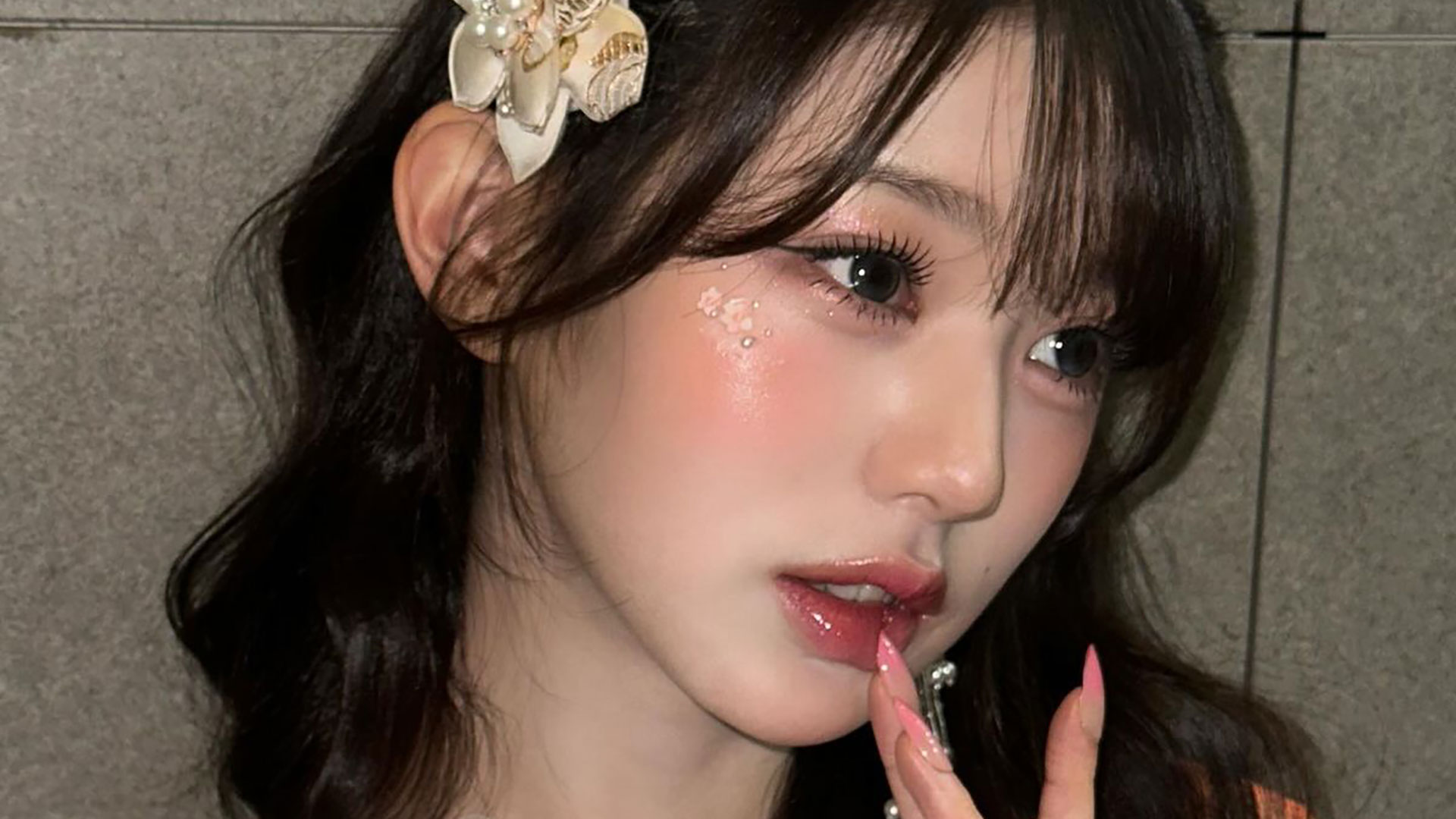 Jang Wonyoung đính đá trên mặt cùng tone makeup cam