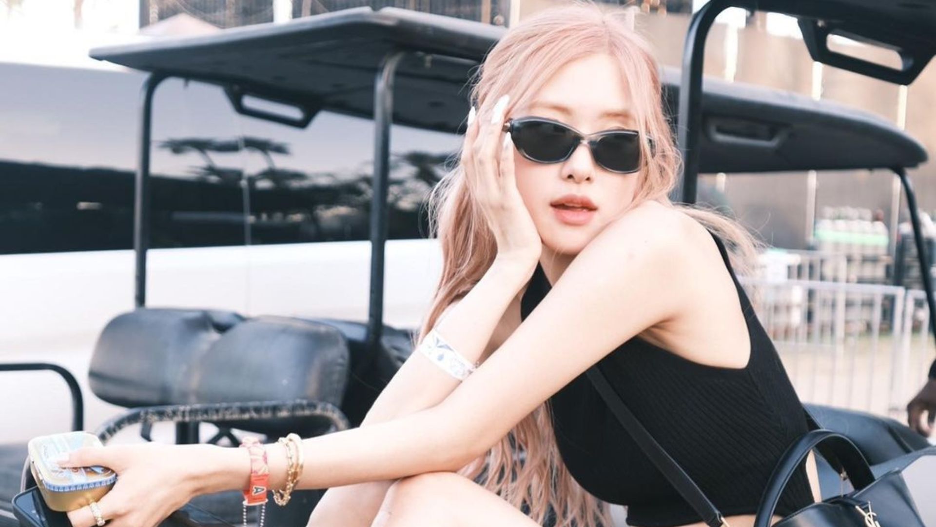 Rosé (BLACKPINK) da trắng sáng - thải độc cơ thể