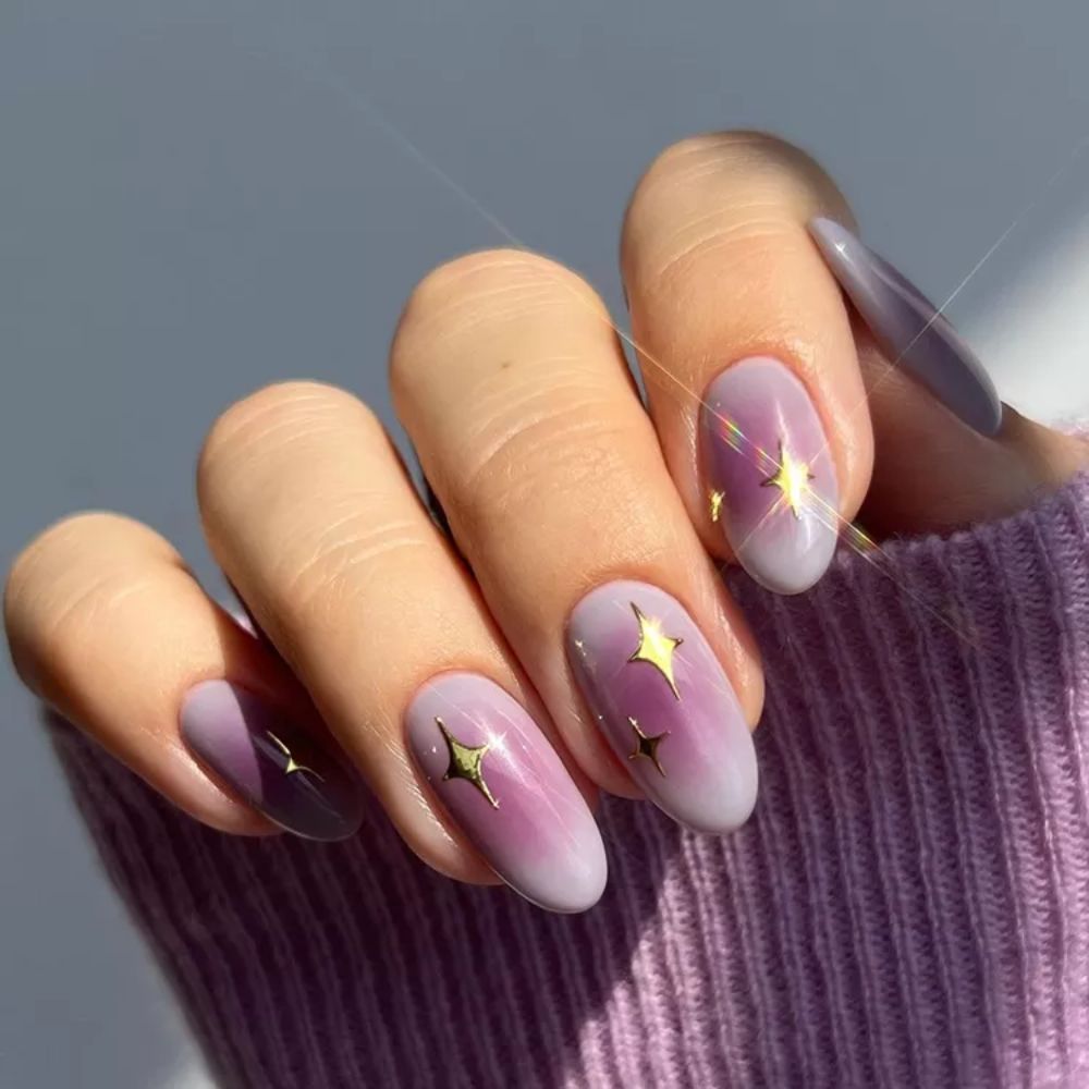 Kiểu nail aura màu tím đính họa tiết đẹp