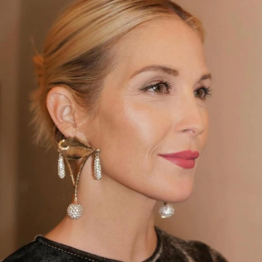 Kelly Rutherford tô son hồng và trang điểm lớp nền mỏng nhẹ