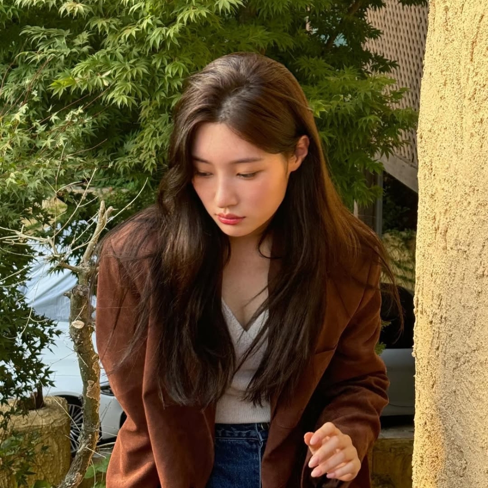 Jung Chaeyeon nhuộm tóc nâu hạt dẻ và mặc blazer nâu