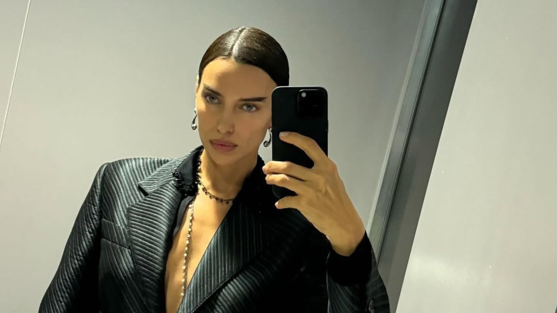 Irina Shayk đang chụp hình trước gương