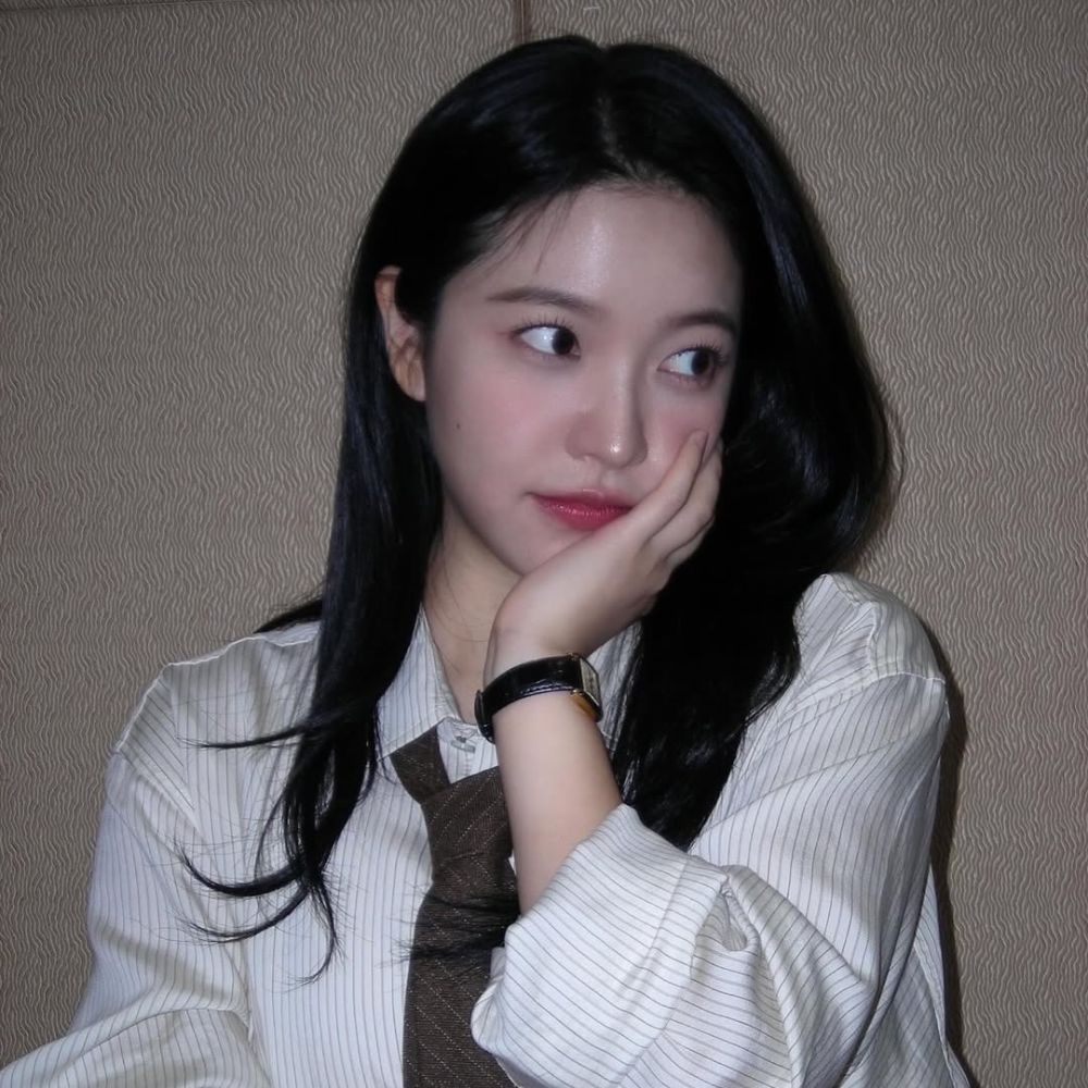 Ca sĩ Yeri (Red Velvet) mặc áo sơ mi