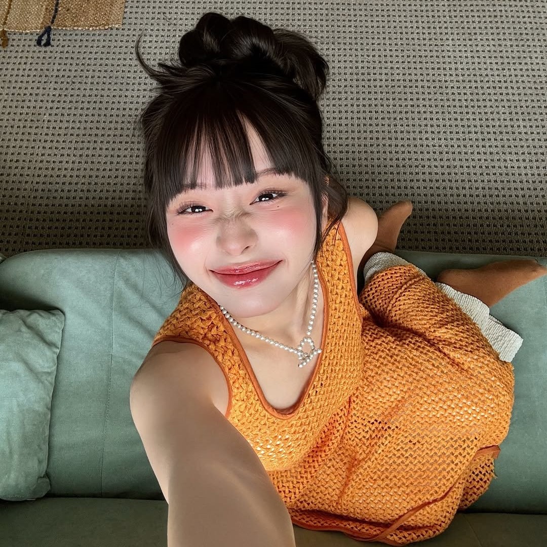 Cô gái tươi tắn trong ảnh selfie - nước hoa