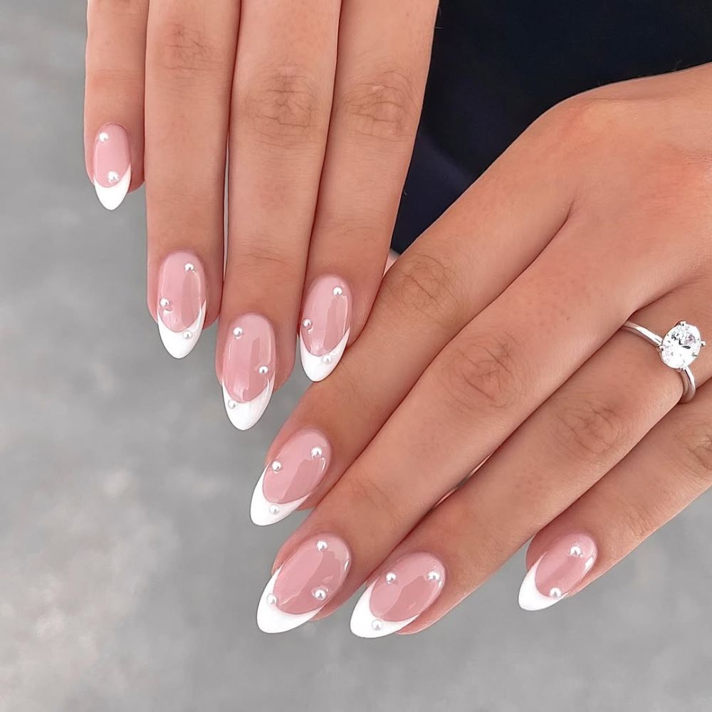 Hình ảnh mẫu nail French tip.