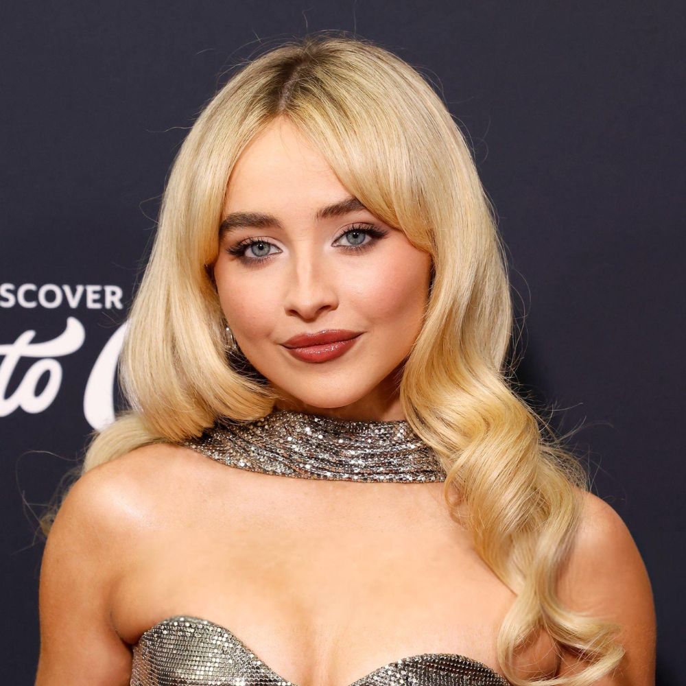 sabrina carpenter với màu tóc vàng