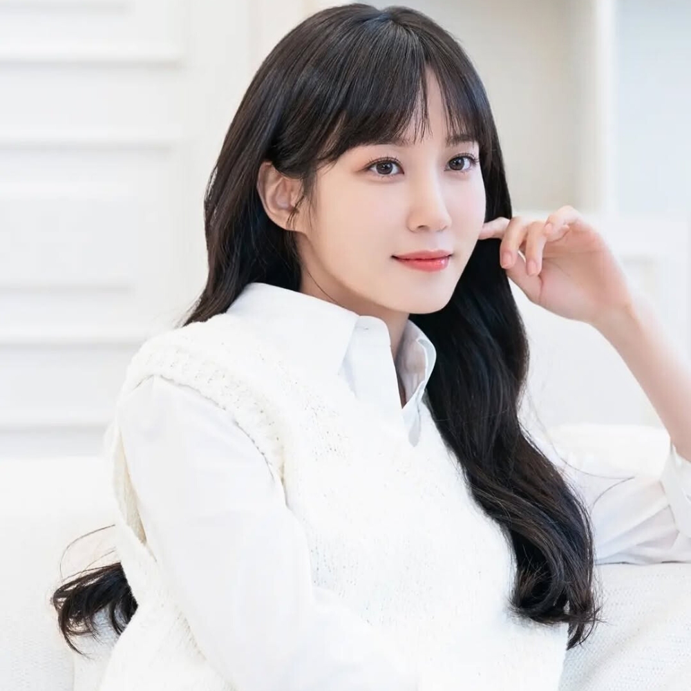 Park Eun Bin xõa tóc và mang áo sơ mi trắng.