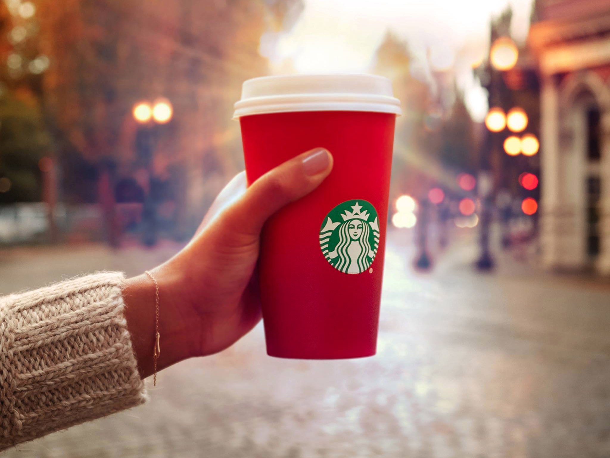 Vị ngọt thanh của cà phê Starbucks luôn khiến cho ai đã từng thưởng thức rất khó lòng quên. Hãy tìm đến cửa hàng gần nhất của Starbucks ngay bây giờ để khám phá thêm những loại đồ uống mới lạ và cực kỳ hấp dẫn.