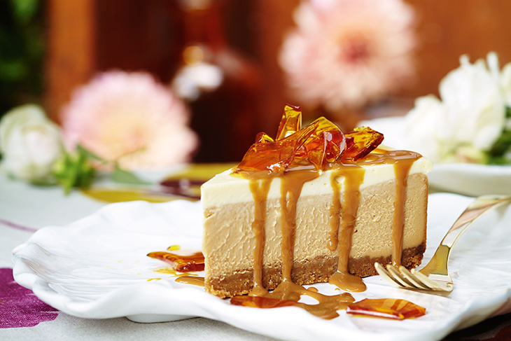 Cheese cake phiên bản Mỹ latinh có mứt pha lê khác như là một topping.