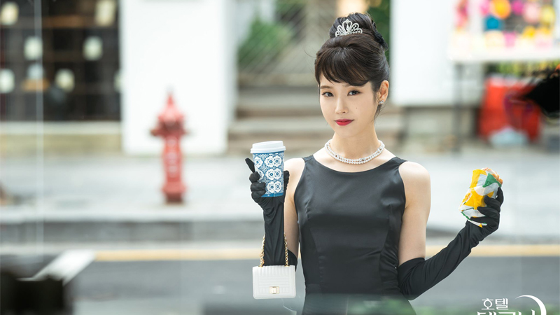 iu mặc đầm đen audrey hepburn hotel del luna