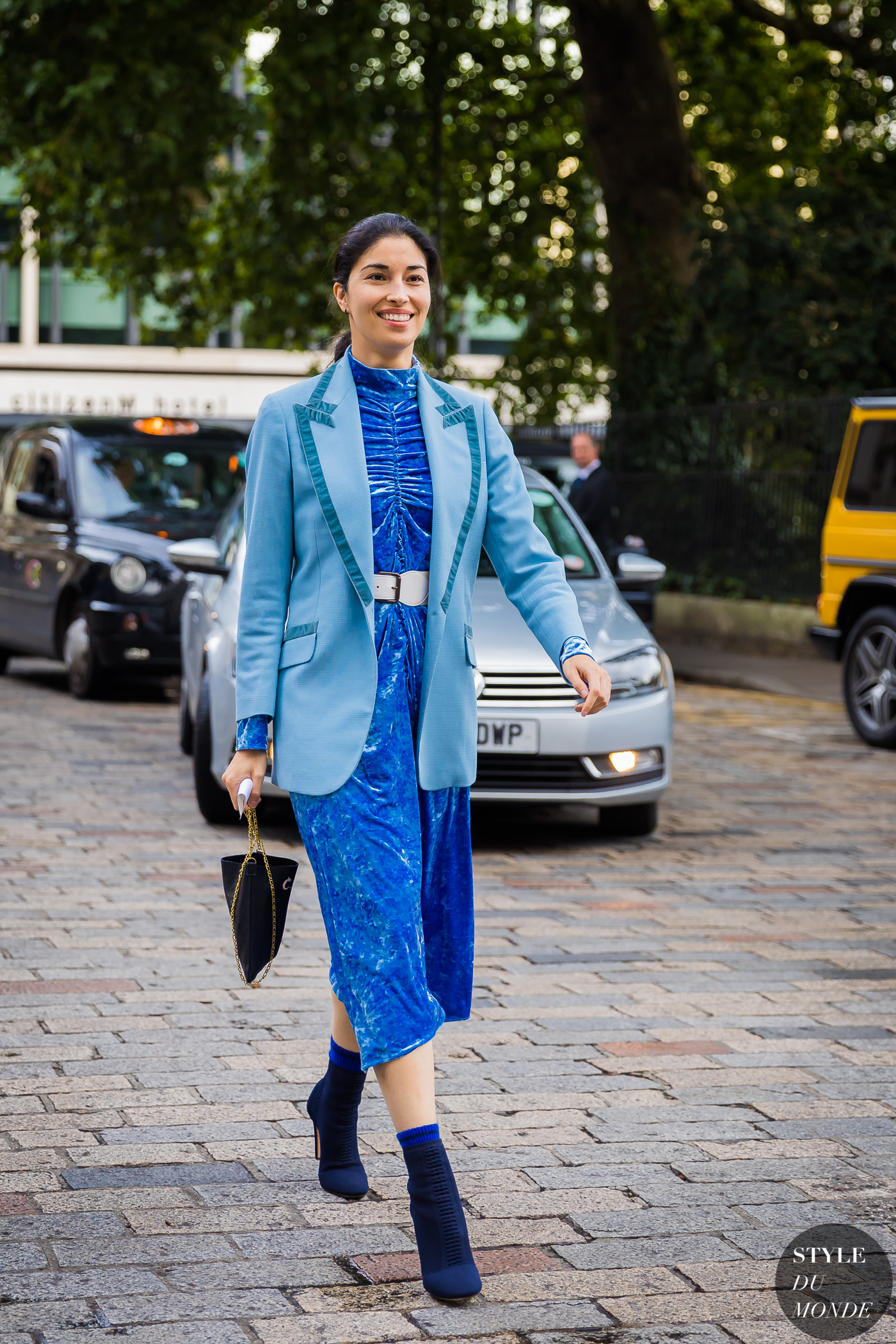 fashionista mặc áo blazer màu xanh và đầm nhung