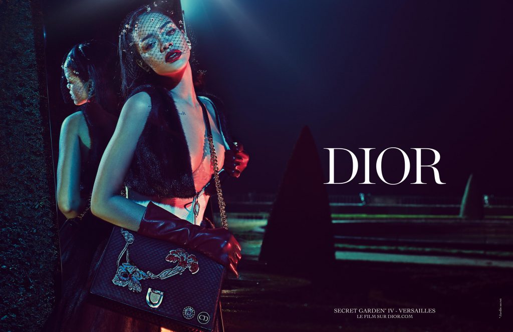 ca sĩ Rihanna đeo túi xách Dior vào năm 2015