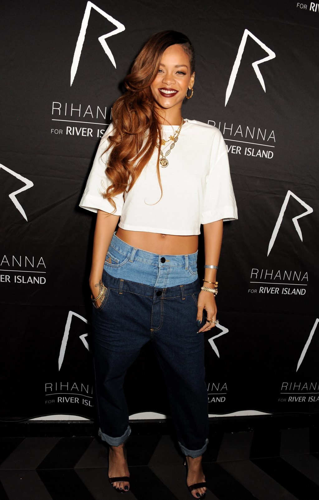 Rihanna mặc áo crop top và quần jeans hai lưng sự kiện River Island