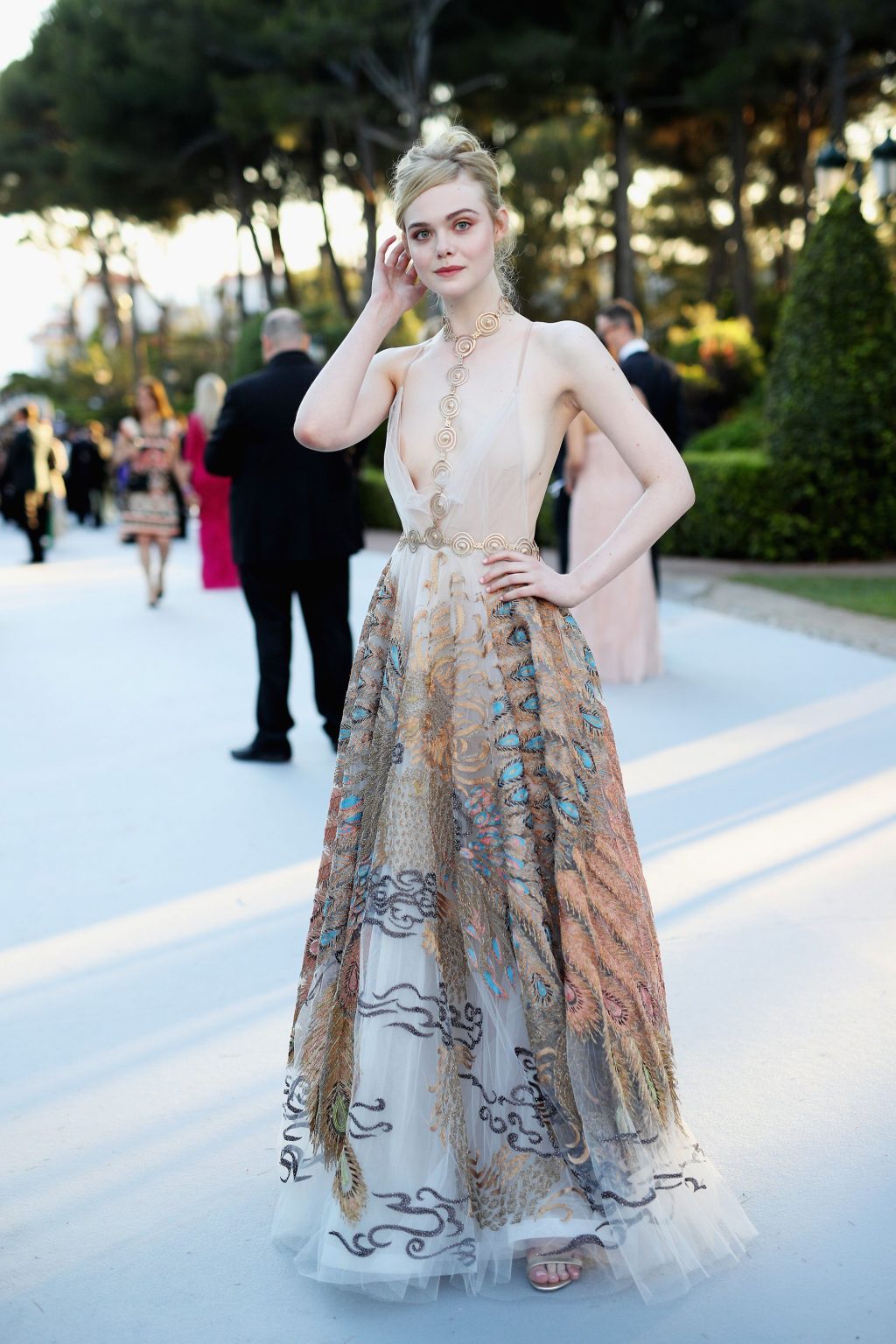 Elle Fanning diện đầm của valentino tại cannes 2016