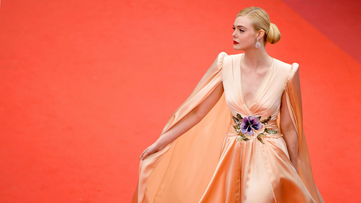 Elle Fanning diện đầm gucci trên thảm đỏ cannes 2019 ngày 1