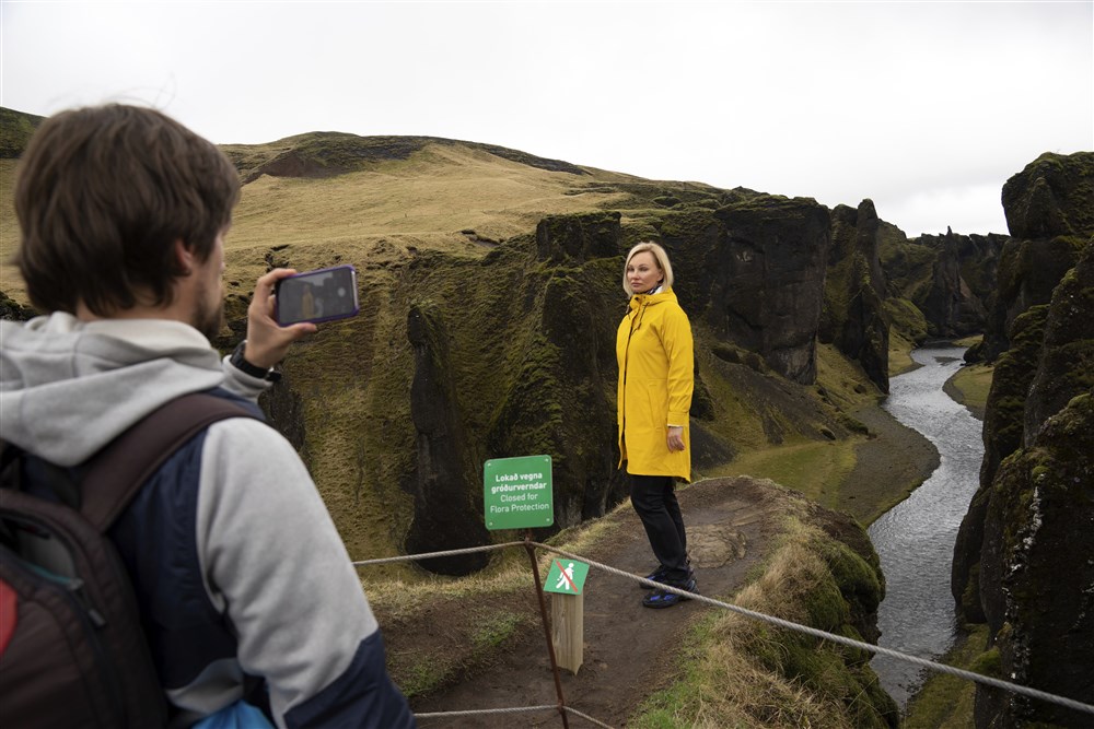 Du khách leo qua hàng rào để chụp ảnh hẻm núi tại Iceland