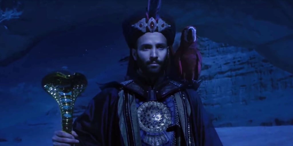 con vẹt Iago trên vai Jafar