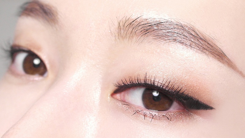 Vẽ mắt eyeliner: \