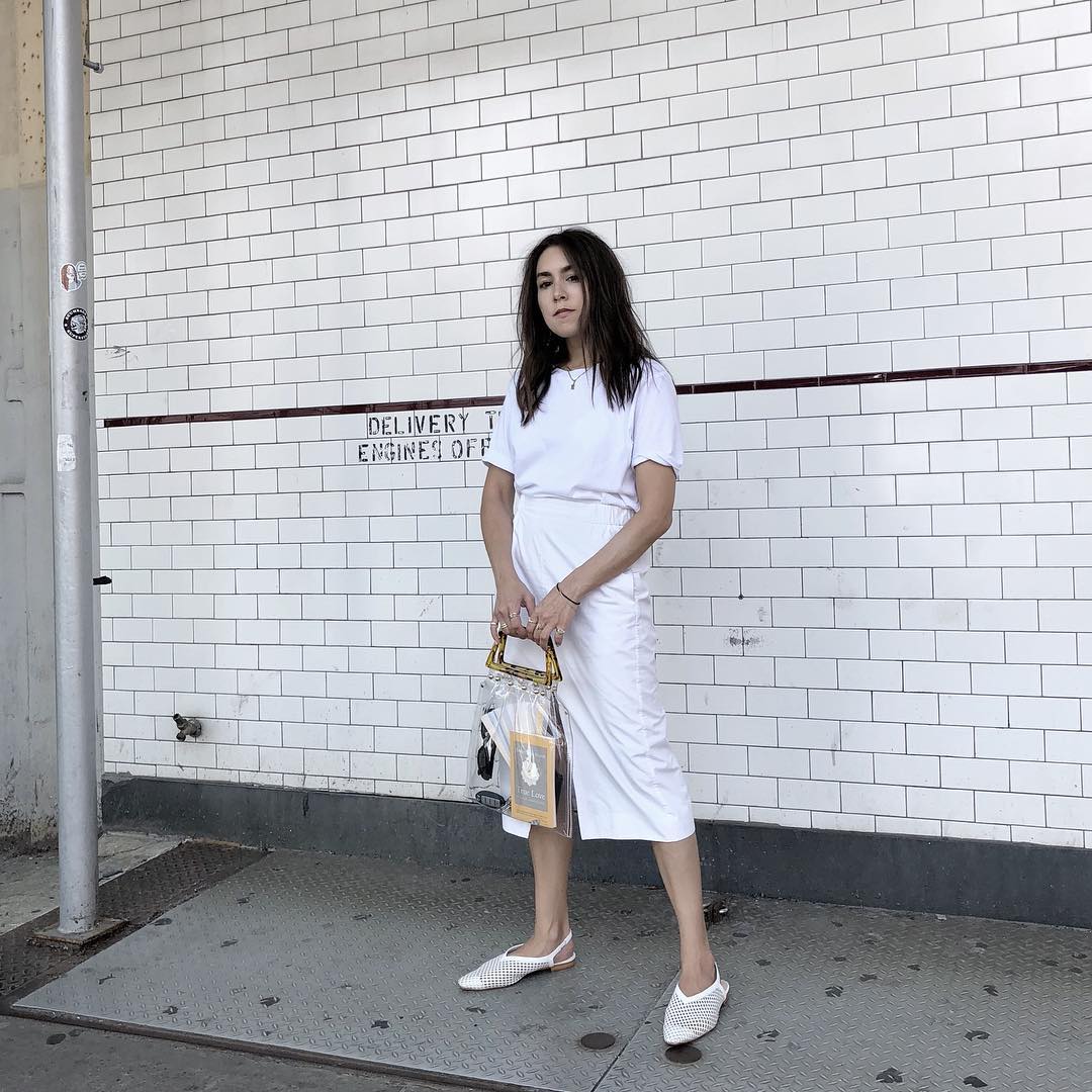 Lauren Caruso mặc bồ đồ màu trắng cùng túi xách trong suốt theo phong cách monochrome