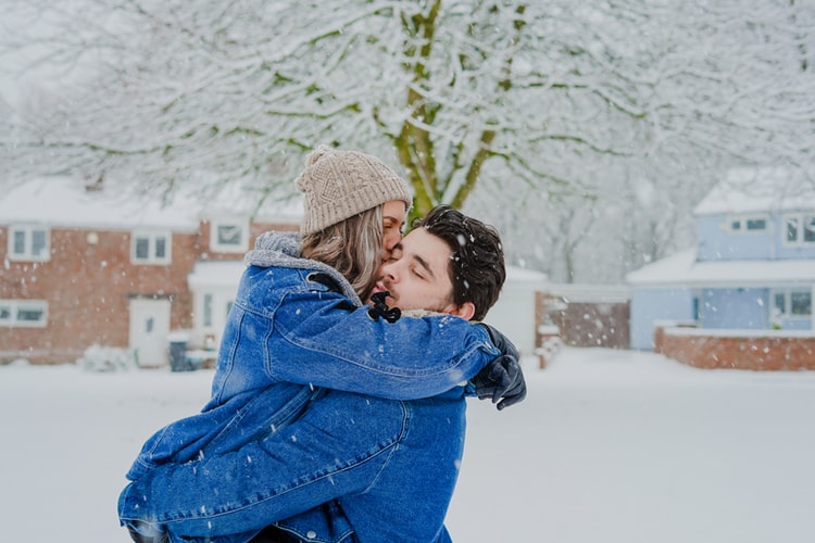cặp đôi giữa trời tuyết - mối quan hệ bền vững
