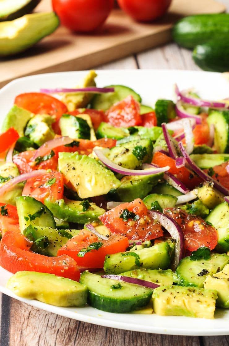 thực đơn ăn uống trị mụn bằng salad cà chua dưa chuột