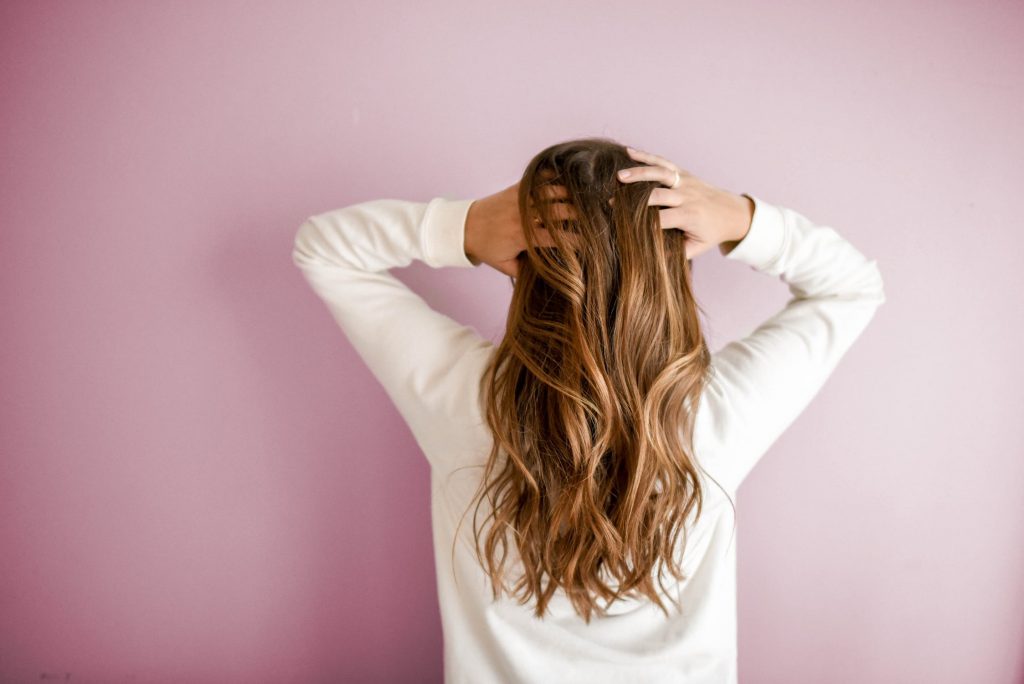 6 mẹo hay giúp bạn quên đi nỗi lo tóc bết dính vào mùa mưa | Nguyễn Kim Blog