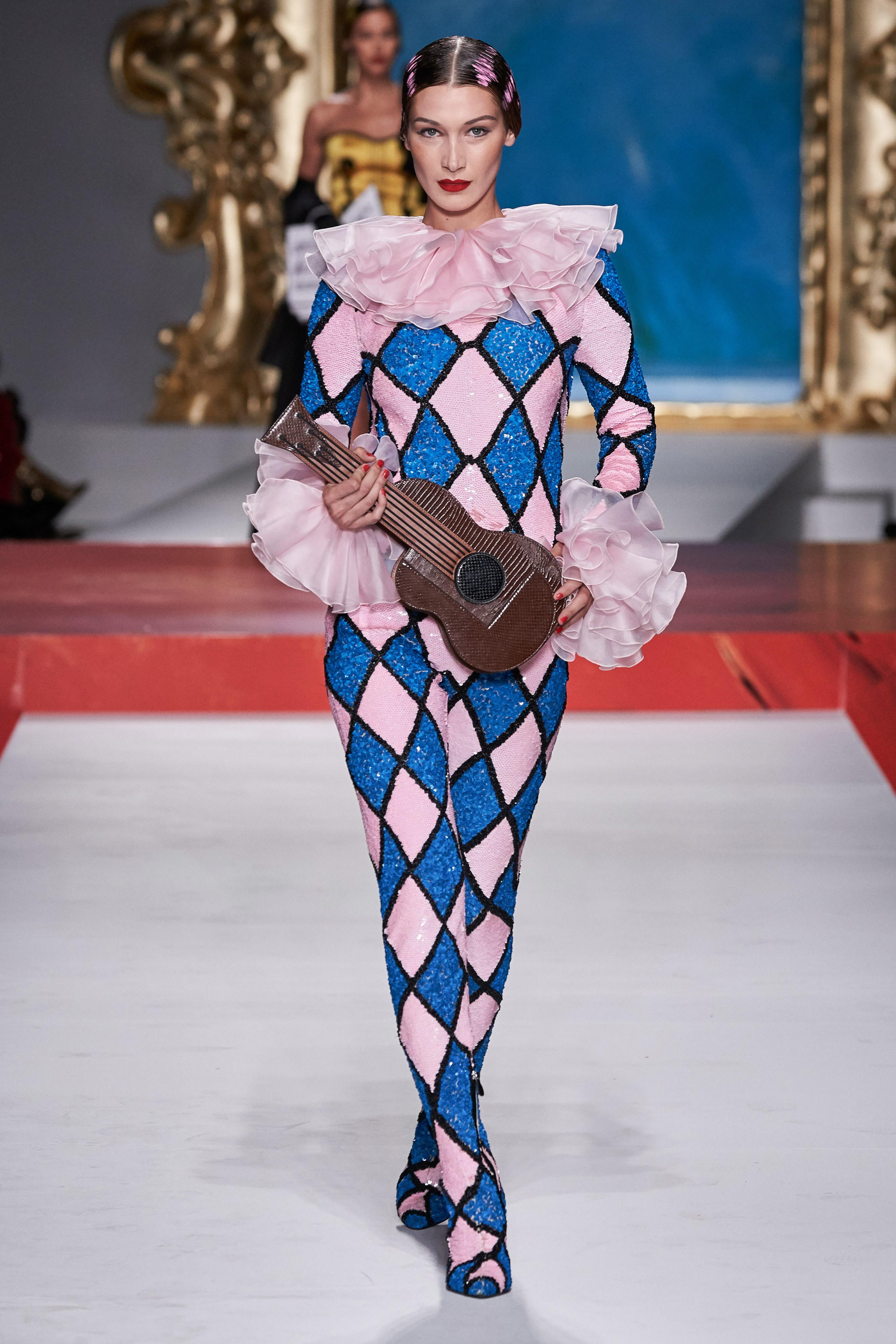 bella hadid mặc đồ harlequin bộ sưu tập moshino xuân hè 2020