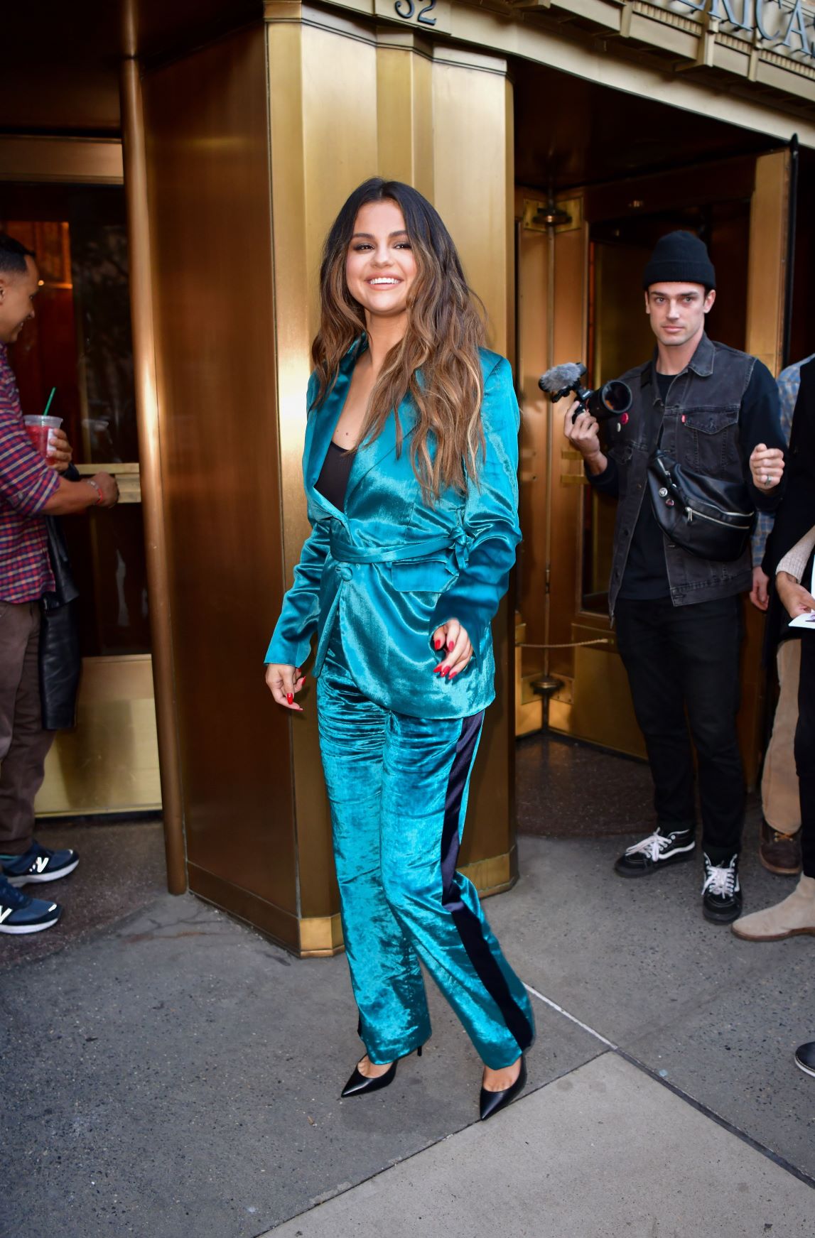 Selena suit xanh chất liệu lụa