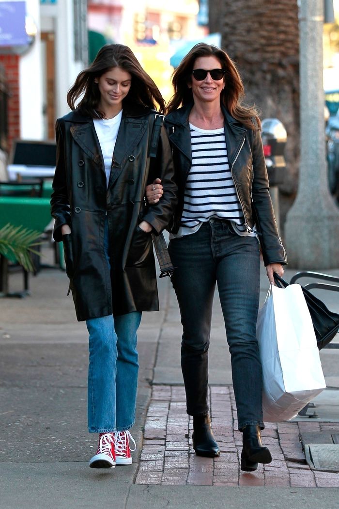 Kaia Gerber cùng mẹ mua sắm trên phố